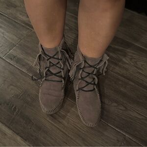 Minnetonka Women's Gray Moccasins